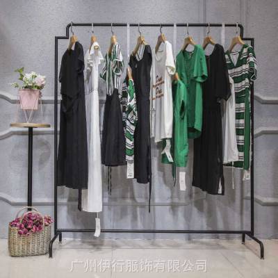 秋冬女裝批發(fā)市場趨勢與熱門品牌解析——以紫木衫、香依倩穎為例